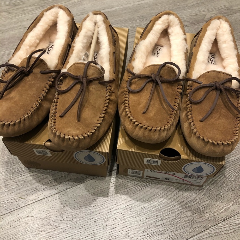 New UGG Dakota water resistant slipper - Picture 2 of 11
